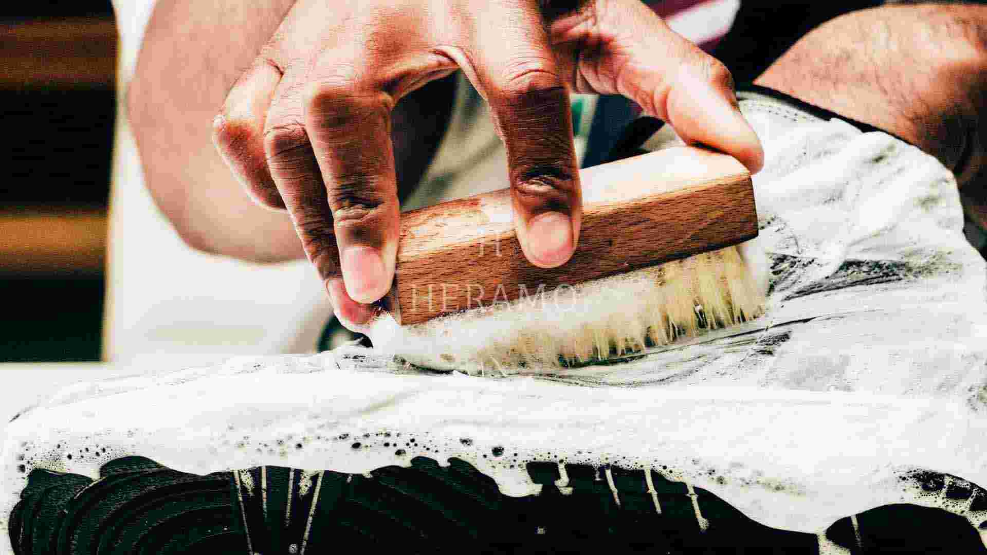 Heramo quy trinh ve sinh giay ben ngoai ben trong