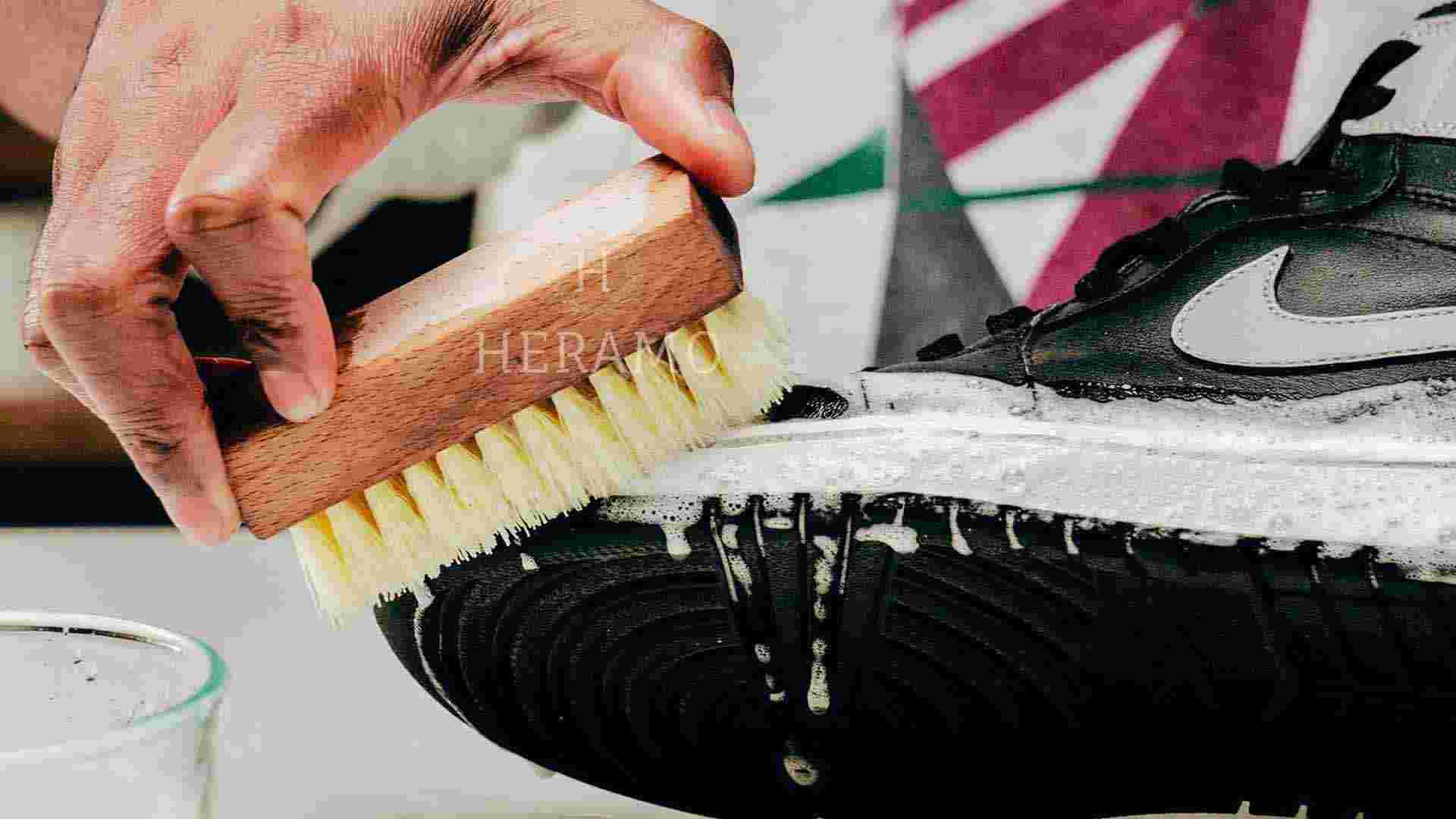 Heramo quy trinh ve sinh de giay day giay